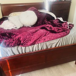 Selling Bedroom Set Queen Size Without Mattress 