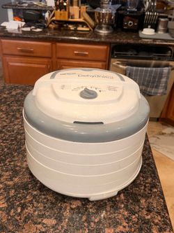 Working preowned NESCO  Professional Food Dehydrator, For Snacks, Fruit, Beef Jerky