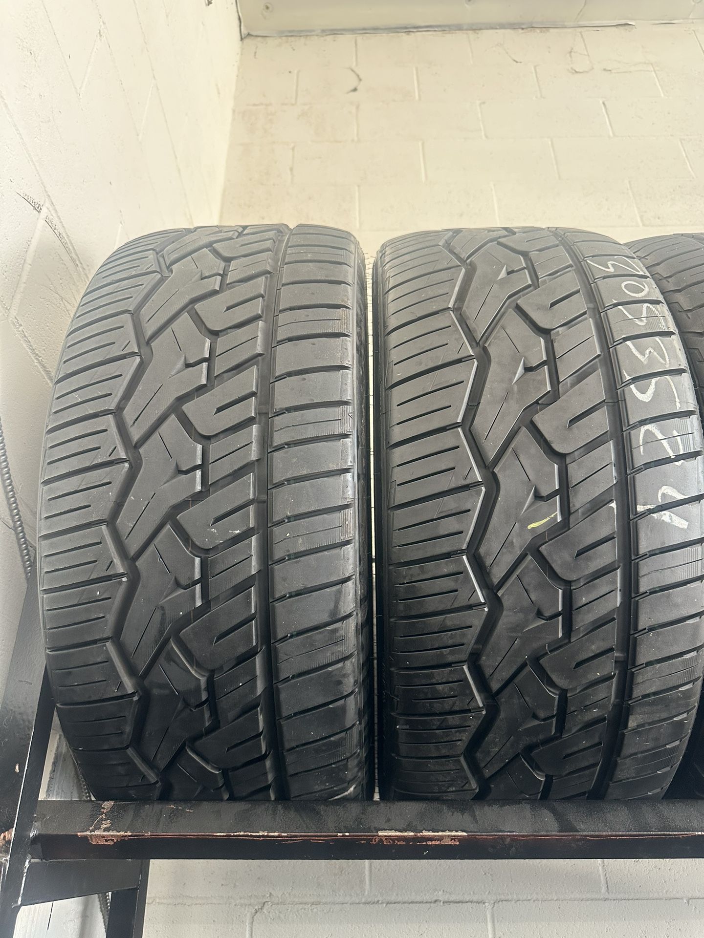 TIRE 305 35 24 NITTO