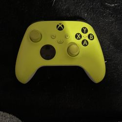 Xbox One And Series X Controllers