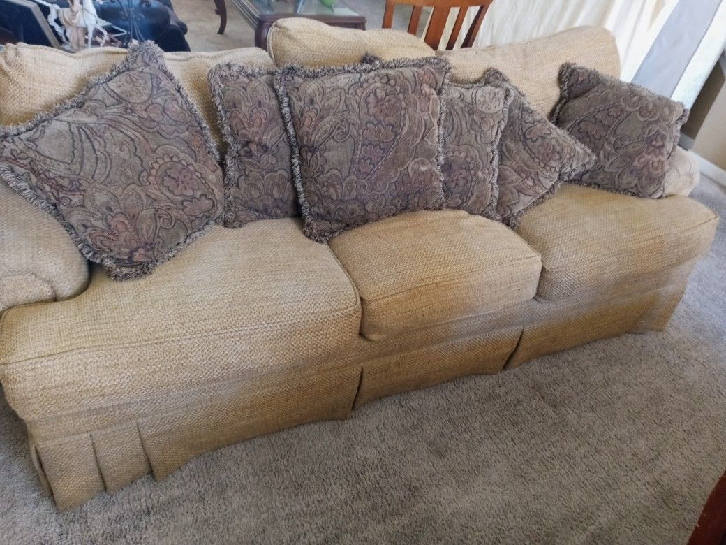 Tan Sofa Whit Pillows