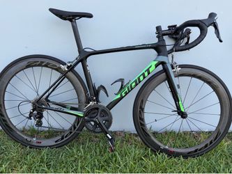 🚴🏻Giant TCR Advanced Carbon Road Bike – Size M  The Giant TCR Advanced is a legendary performance road bike, engineered for riders who want lightwei