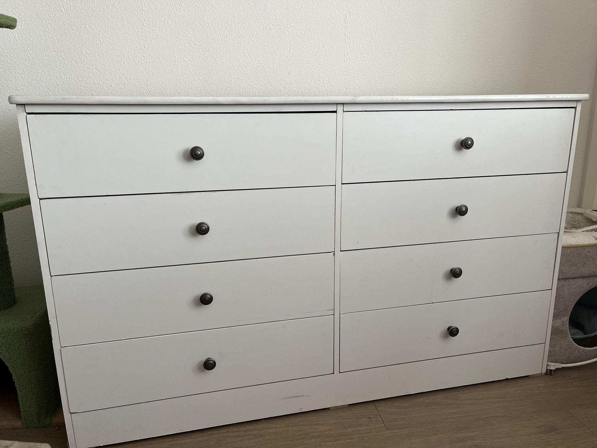 White dresser (8 Drawers)