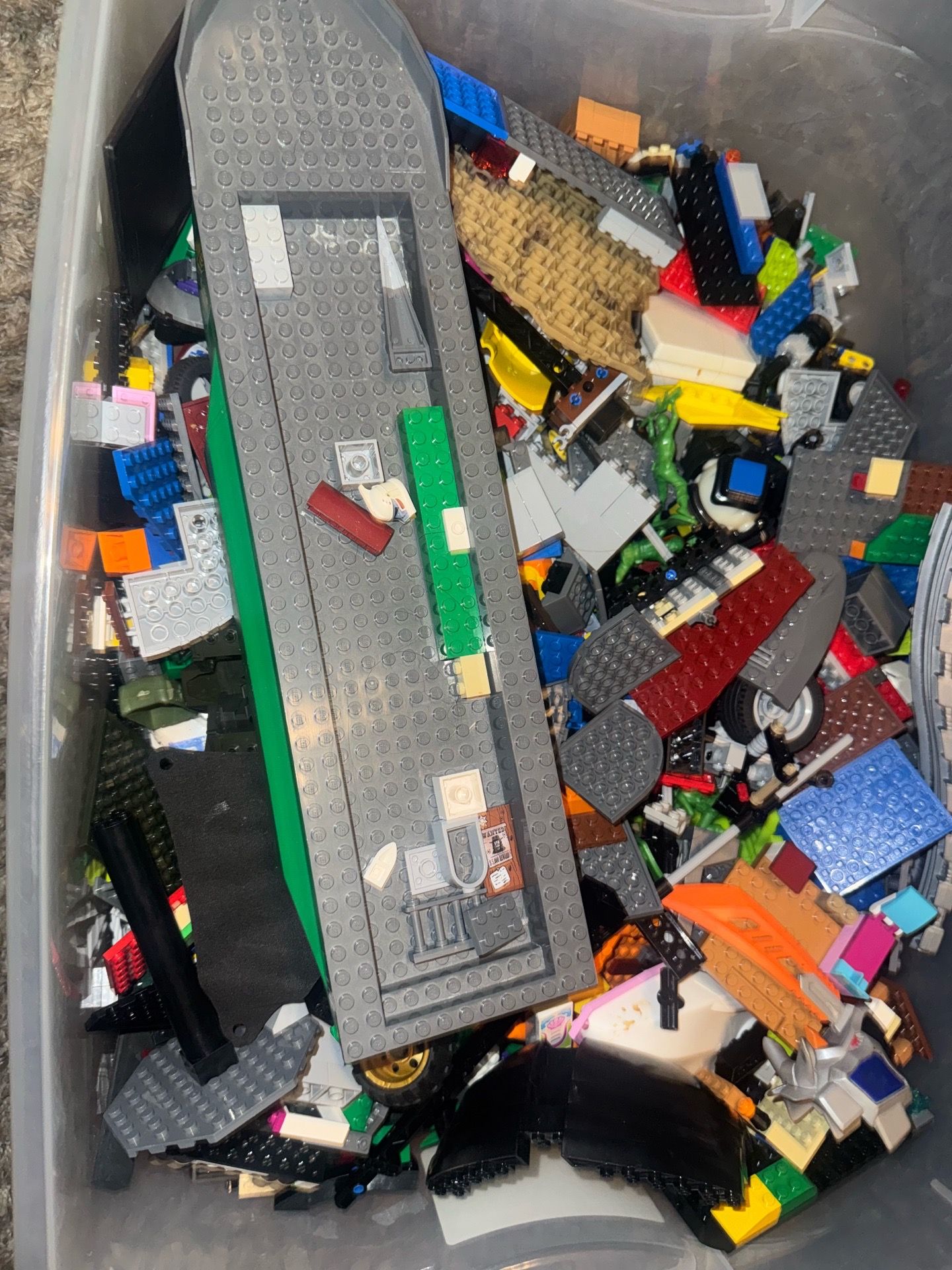 Box of misc legos.