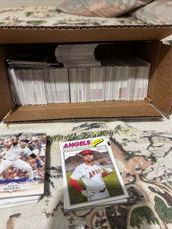 Over 1000 topps baseball cards and 4 sealed flagship collection