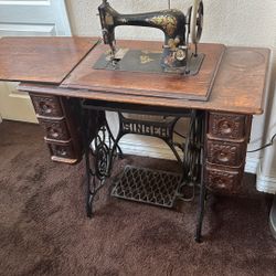 Old Fashion Singer Sowing Machine 