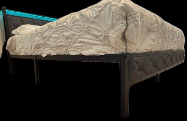 QUEEN BED