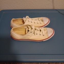 WOMANS  CONVERSE ALL STARS  SIZE 7