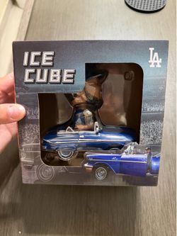 Ice cube bobble head