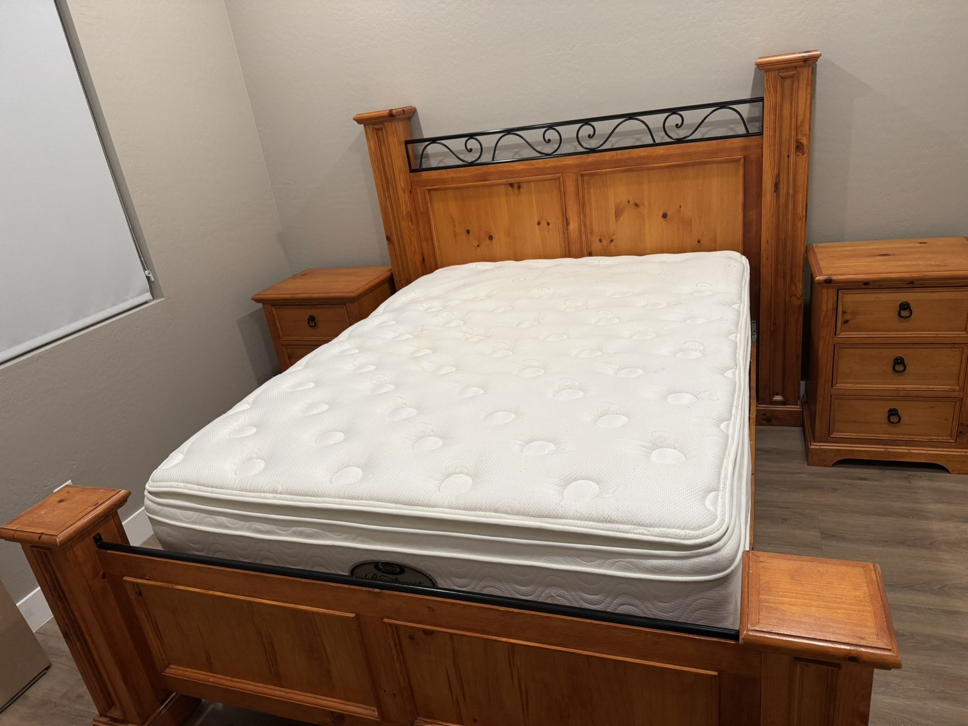 4-Piece Pine Queen Bed Set w/Wall Mirror