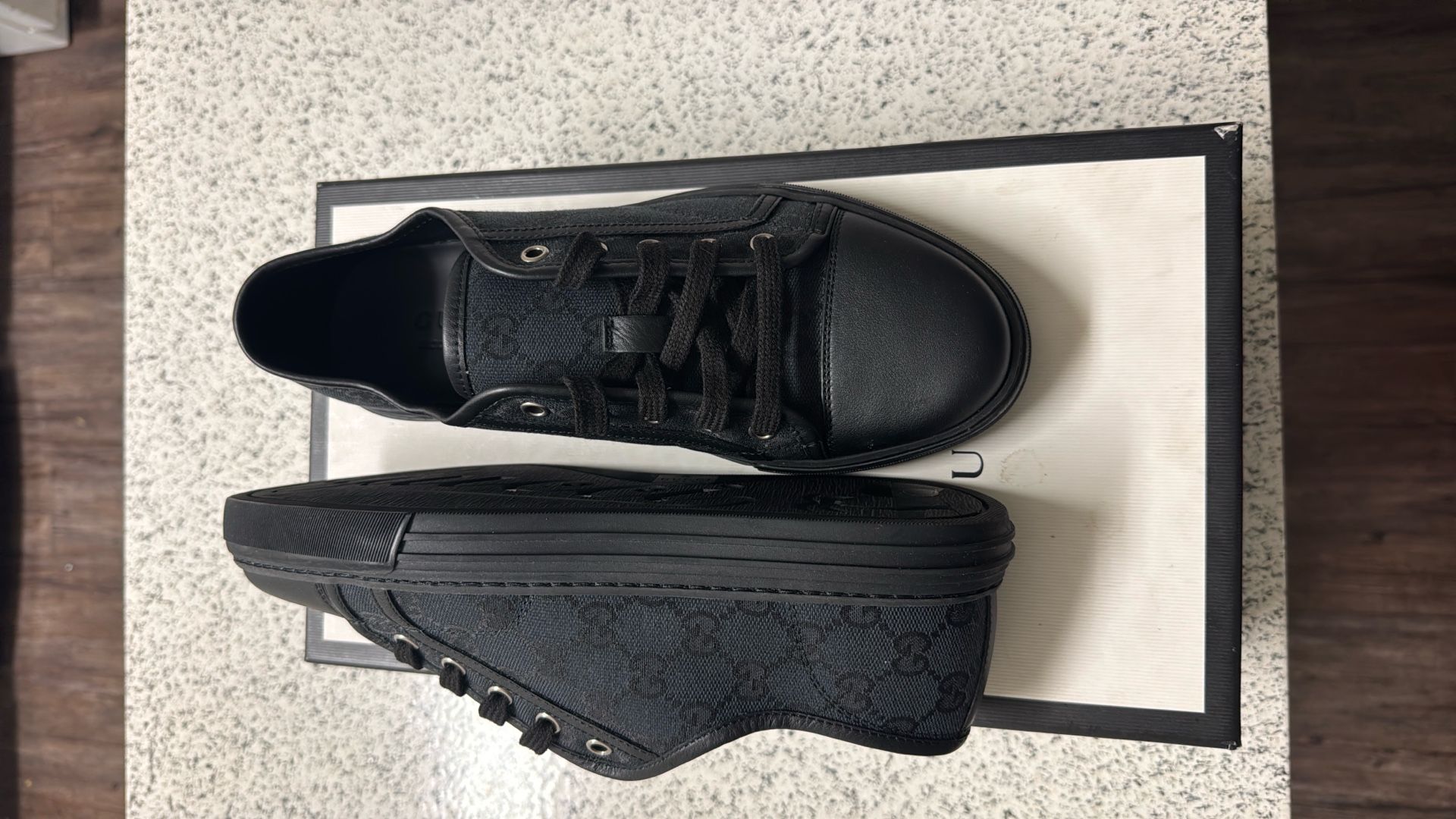 9/10 BRAND NEW GUCCI GG CANVAS 