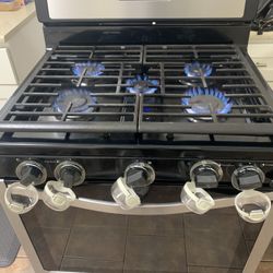 Whirlpool Gas Range 5 Burner Gently Used for Sale in The Bronx