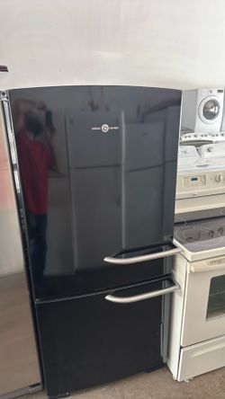 Black GE fridge