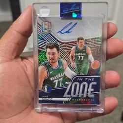 2020-21 Panini Spectra - In the Zone Autographs Luka Dončić /15 (AU)