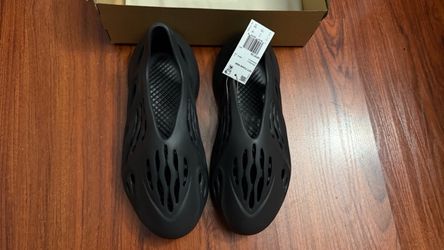 BNIB Adidas Yeezy Foam Runner onyx men size 11