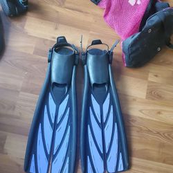**still Available!**Atomic Aquatics split fin, plus booties and mesh backpack