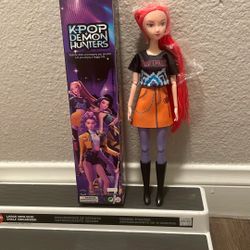 K-Pop Demon Hunters Mira fashion doll; the "Happy Fashion Doll~ Muñeca de moda K-Pop Demon Hunters Mira; la "Muñeca de moda feliz