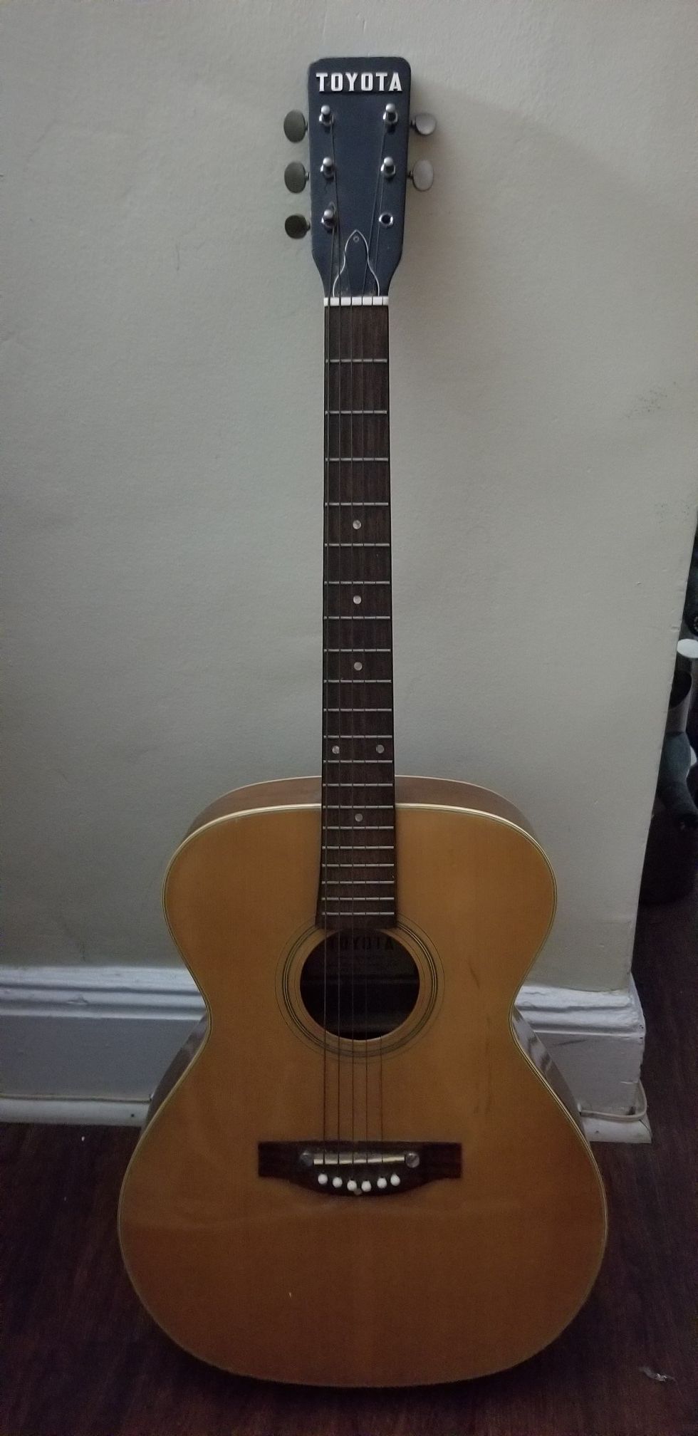Toyota Vintage Guitar 610
