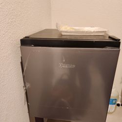 Hisense 1.6 Cu ft Single Door Mini Fridge With Freezer