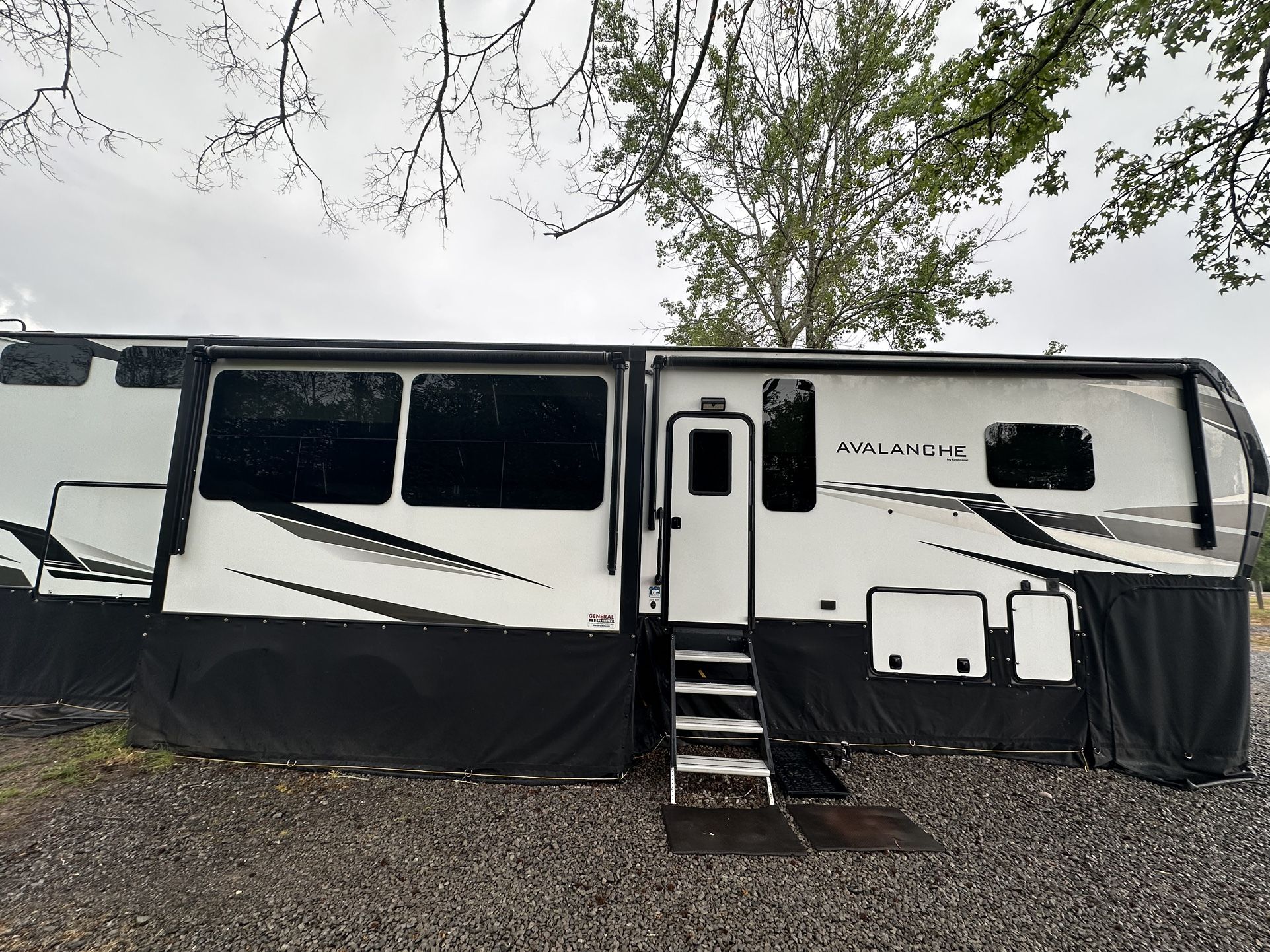RV 5th Wheel Camper Trailer 2020 Keystone Avalanche