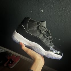 Jordan 11 space jam size 6.5 ( I dont ship)