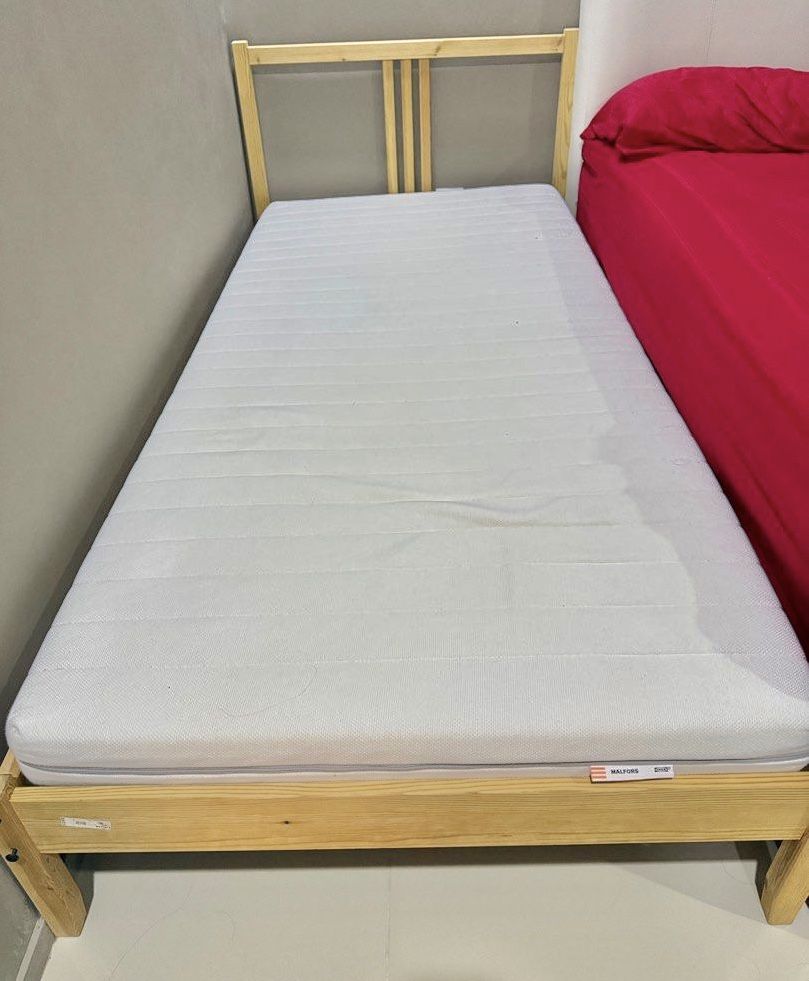 ****Twin Size Bed With Mattress ****