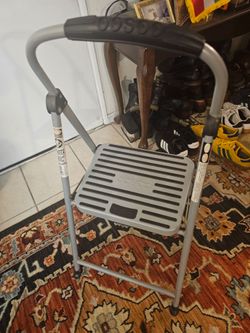 SMALL STOOL LADDER,FOLDABLE AND DURABLE GREAT FOR YOUR CHORES AROUND THE HOUSE