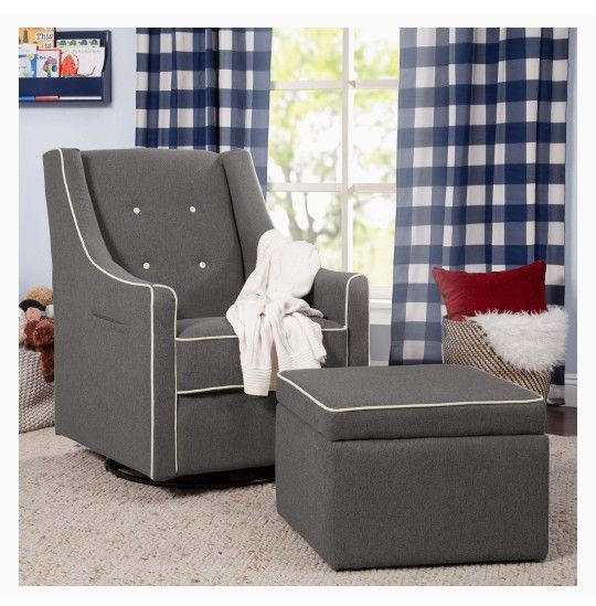 Silla giratorio tapizado con bolsillo lateral y otomana de almacenamiento en gris oscuro con ribete crema,