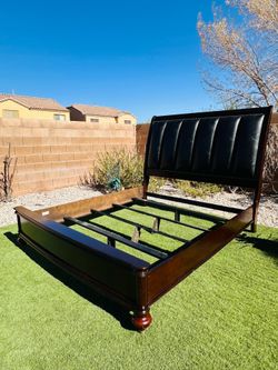 BEAUTIFUL CAL KING BED FRAME ( FREE DELIVERY FIRST FLOOR ) GOOD CONDITION 😍 FIRM PRICE $280