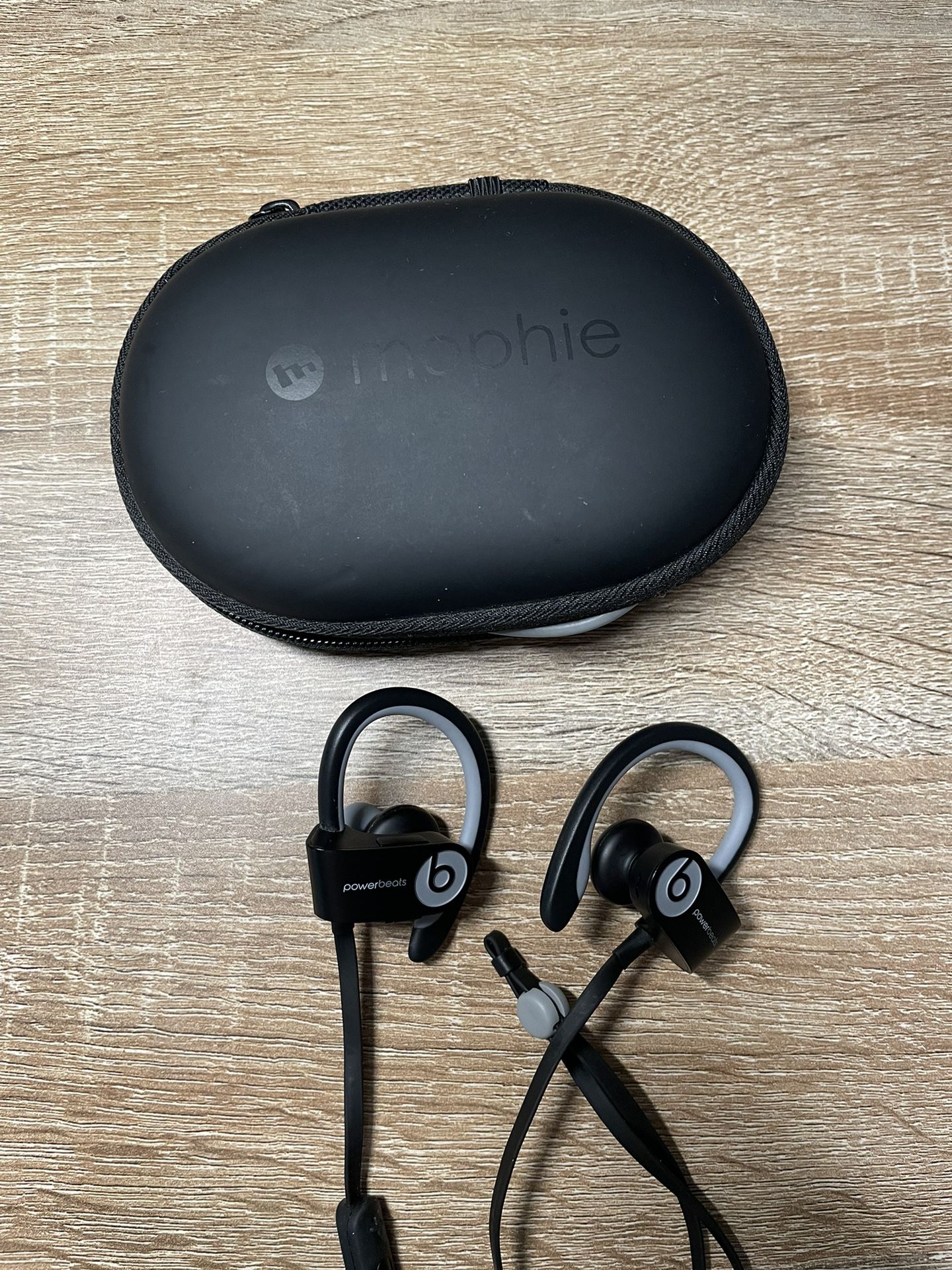 Powerbeats With Charging Case 