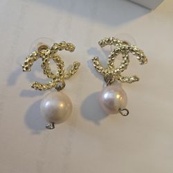 Gold earrings with pearls