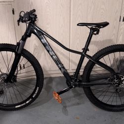 TREK 2023 Marlin 5 Mountain bike 27 in