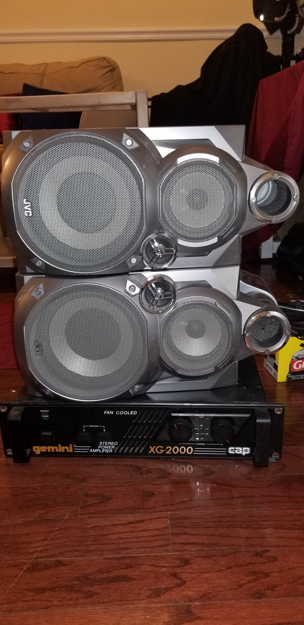 Amplifier and 2 speakers