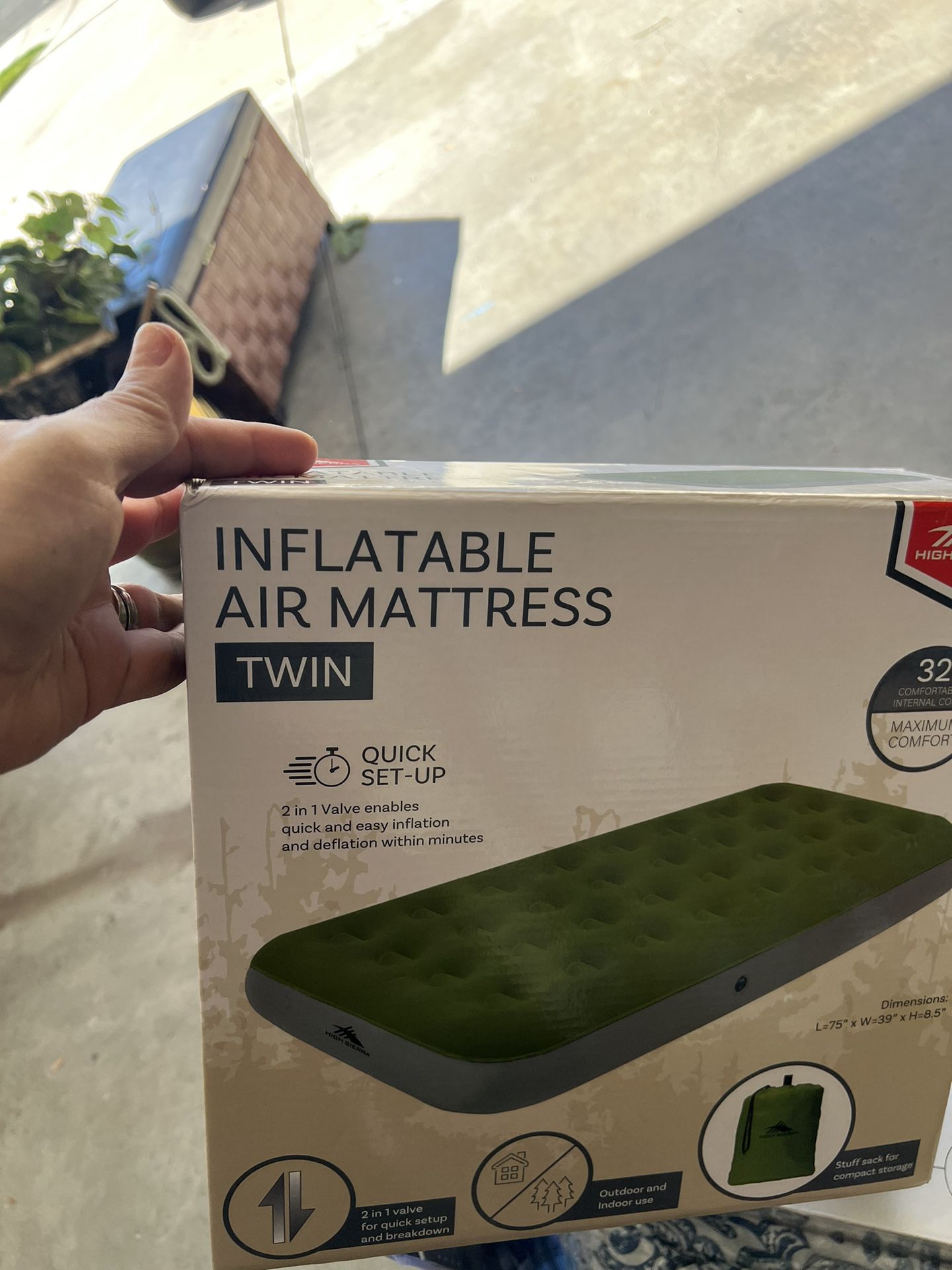Inflable air mattress tween size. perfect for camping 