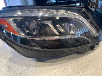 Mercedes s550 OEM w222 passenger headlight