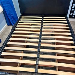 Full size Bed / Drawers on Side