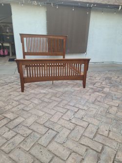 Wood queen size bed