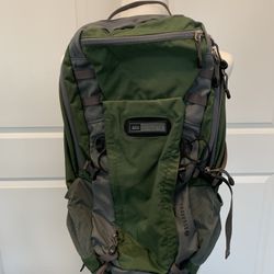 Brand new REI Traverse 30 Backpack Hiking Camping with hydration sleeve