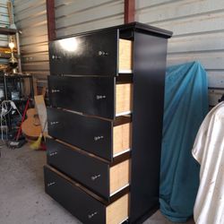 🟡 Tall Dresser In Good Condition And Shape 🟡