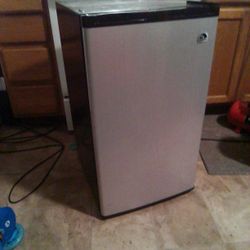   Igloo Mini Fridge 