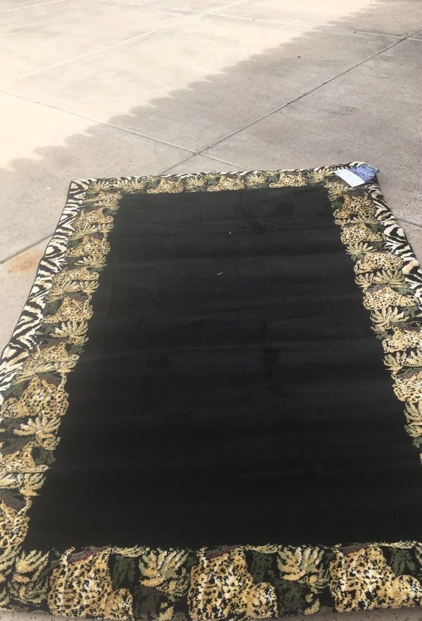 5’3”x7’6 brand new area rug just rolled out of package to photograph. Paid 125 selling for 65 —- bargain!