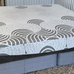 USED KING SIZE MEMORY FOAM COOL GEL MATTRESS ONLY 