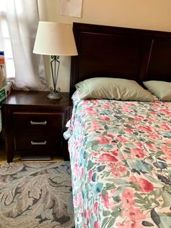 Queen bedroom set (solid wood)/ juego de recamara tamaño Queen de madera solida