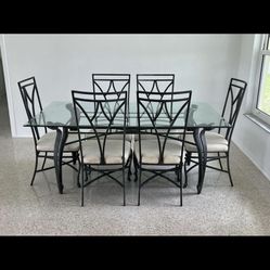 Nice Kitchen Set In Good Condition 