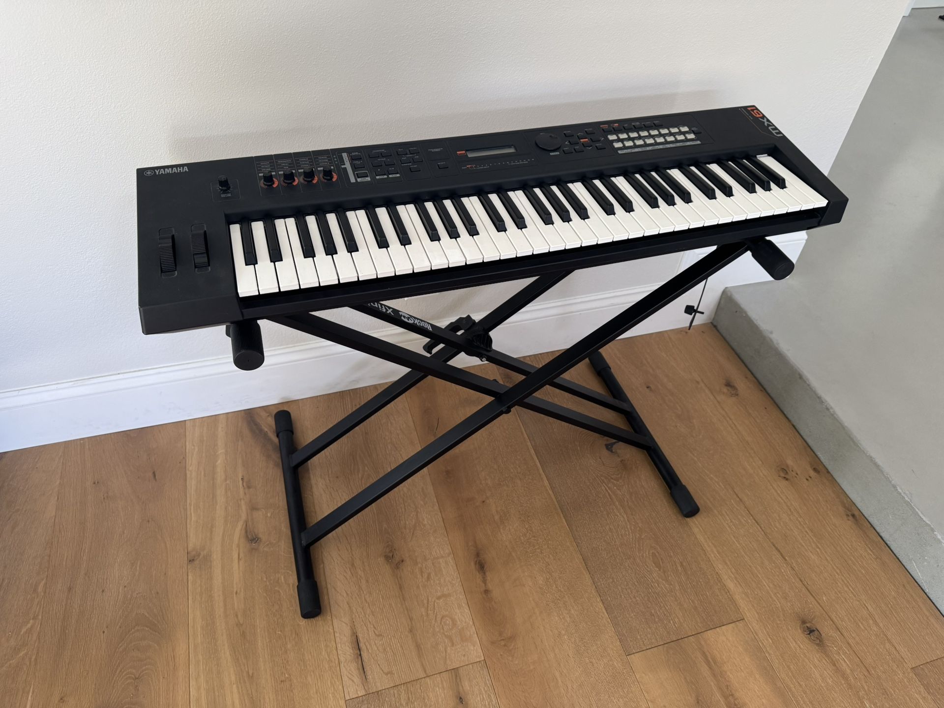 Yamaha MX61 Synthesizer
