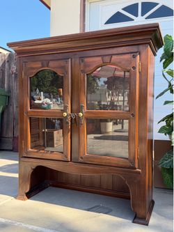 Two-piece hutch cabinet