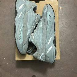 Yeezy Boost 700 V2 Hospital Blue size 9 M / 10.5 W 