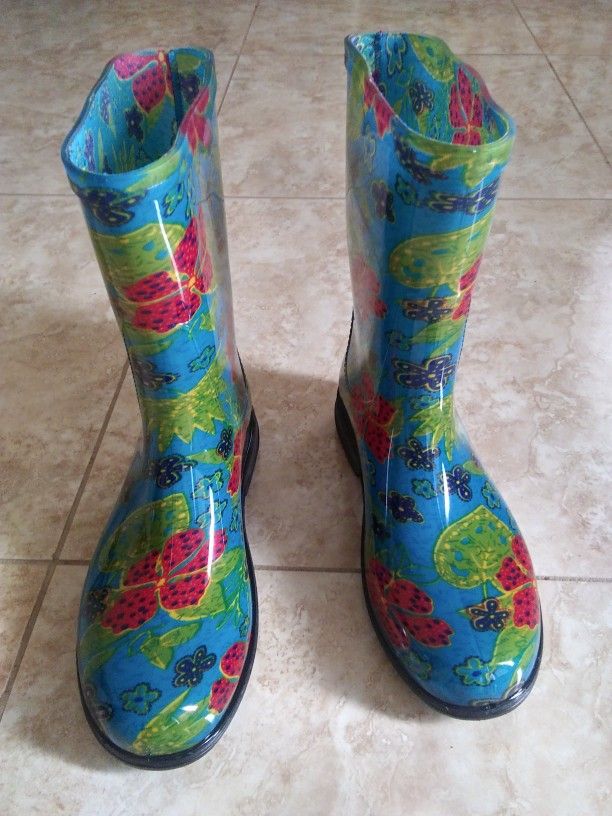 WOMAN RAINBOOTS