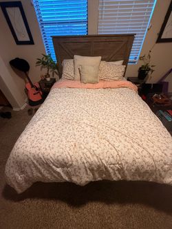 Queen Bedroom Set, Dresser (mirror) and 2 nightstands $450 obo