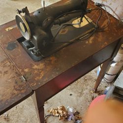 ANTIQUE SINGER SEW MACHINE 